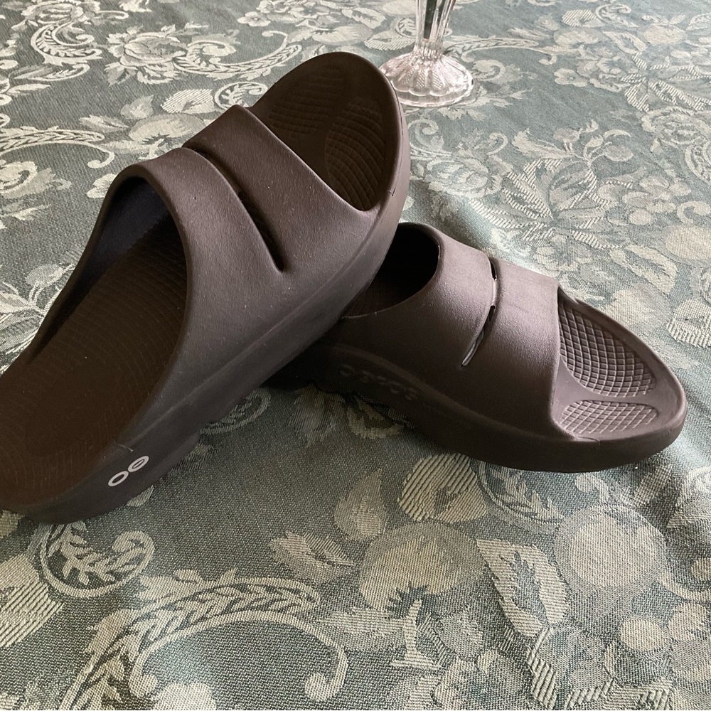 OOFOS OOAHH SLIDE SANDAL  BLACK MENS 4 WOMANS 6 EU 37